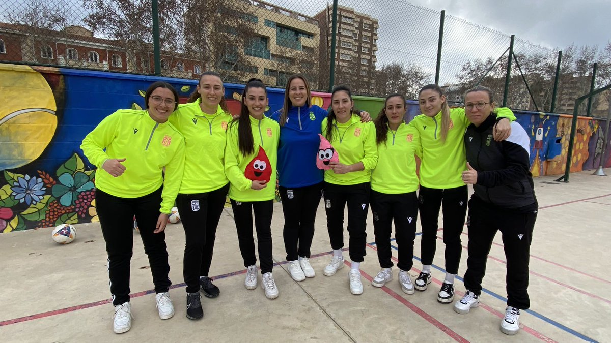 FCC_Cantera's tweet photo. FEMENINO | Hoy nuestras chicas han visitado el Colegio Adoratrices, animando a todo el mundo a participar en su campaña de donación de sangre que tendrá lugar el próximo 27 de febrero en sus instalaciones. ¡Donar es vida!🤍🖤

@Adoratricesct https://t.co/ZvxSsqkmwH