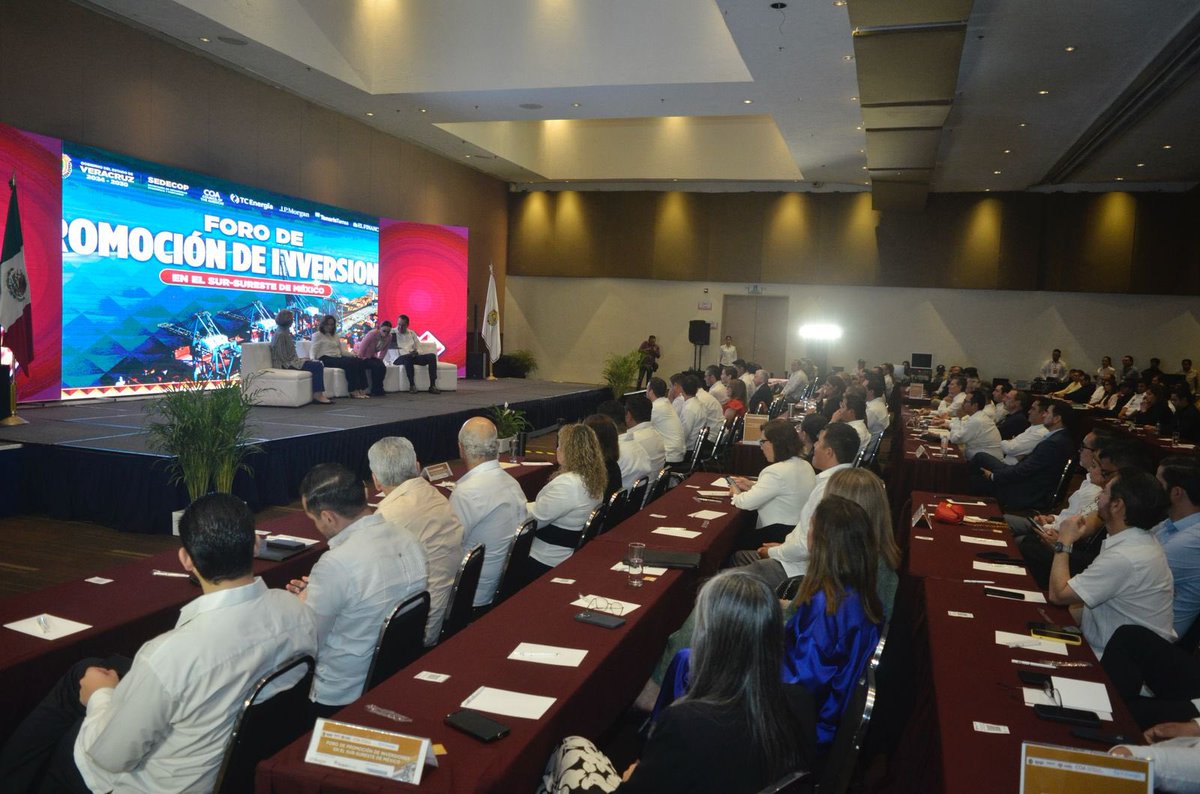 CodigoXalapa's tweet photo. 🔴 #Entérate || La gobernadora  @rocionahle, inauguró el Foro de Promoción de Inversiones en el Sur-Sureste de México en el @wtcveracruz . Asistieron al evento la asesora de la Presidencia la Mtra. Altagracia Gómez, y el Subsecretario de Desarrollo Económico Eduardo Vega Yunes. https://t.co/lEucCdMYaD