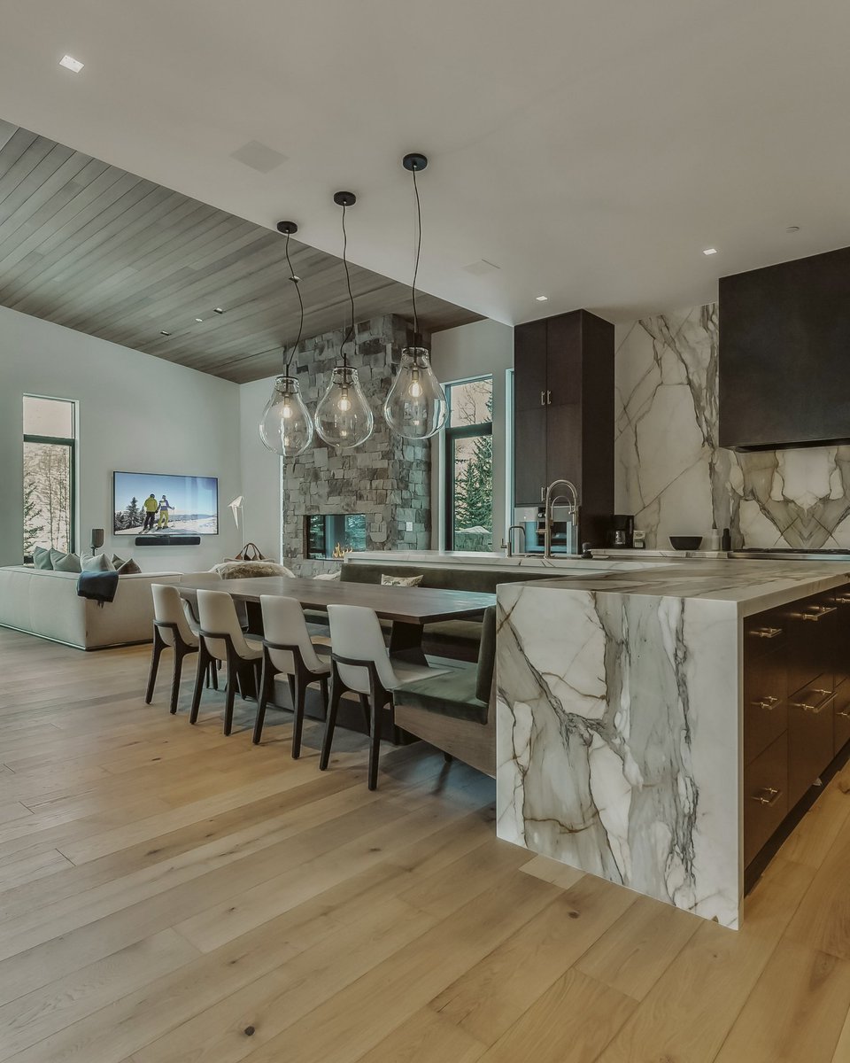 InvitedHome's tweet image. This is what après-ski should look like. ❄️ The Frostline in West Vail is where modern design meets alpine comfort, with soaring ceilings, panoramic mountain views, and a private hot tub waiting after every adventure. Your winter escape just found its perfect setting.

Full…