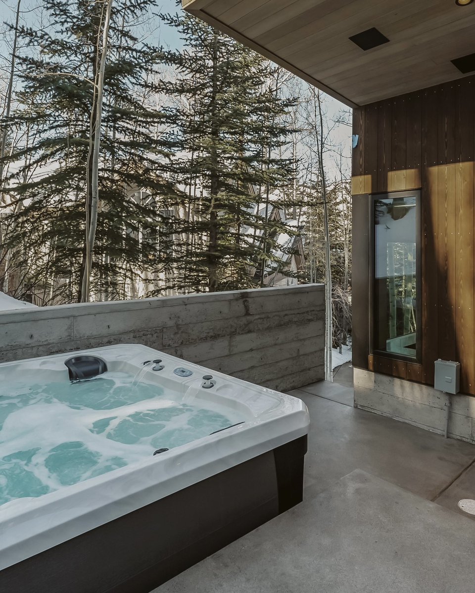 This is what après-ski should look like. ❄️ The Frostline in West Vail is where modern design meets alpine comfort, with soaring ceilings, panoramic mountain views, and a private hot tub waiting after every adventure. Your winter escape just found its perfect setting.

Full