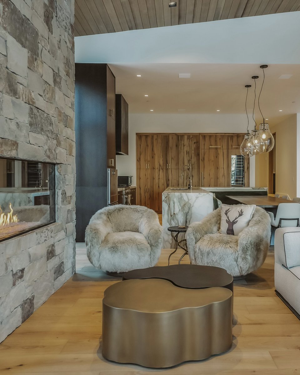 InvitedHome's tweet image. This is what après-ski should look like. ❄️ The Frostline in West Vail is where modern design meets alpine comfort, with soaring ceilings, panoramic mountain views, and a private hot tub waiting after every adventure. Your winter escape just found its perfect setting.

Full…