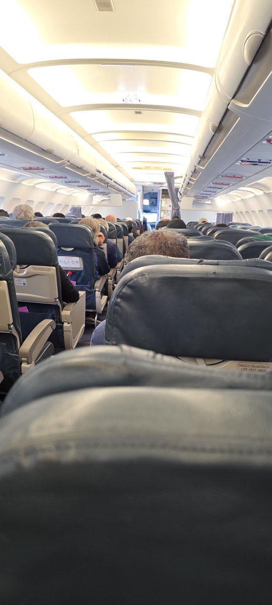 Alonzocalixto's tweet photo. @Indecopi @LATAMAirlines El vuelo LAtam 2127 Cusco -Lima de las 12:10 se reprogramó para las 14:50 y a las 15:00 nos hicieron subir al avión y acá seguimos por una "inspección no programada". @canalN_ @Jimmychinchay @RPPNoticias https://t.co/X0hquK3UpI