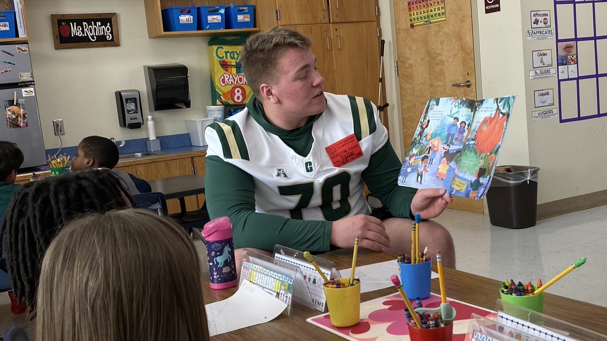 Reading time with your favorite Niners 📚

#GoldStandard⛏️