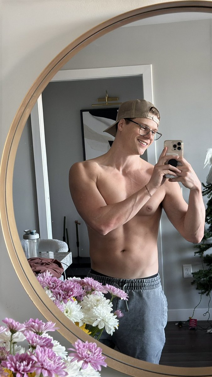 Kylecapener's tweet photo. Making progress on my back! https://t.co/jhx4FPGnNc