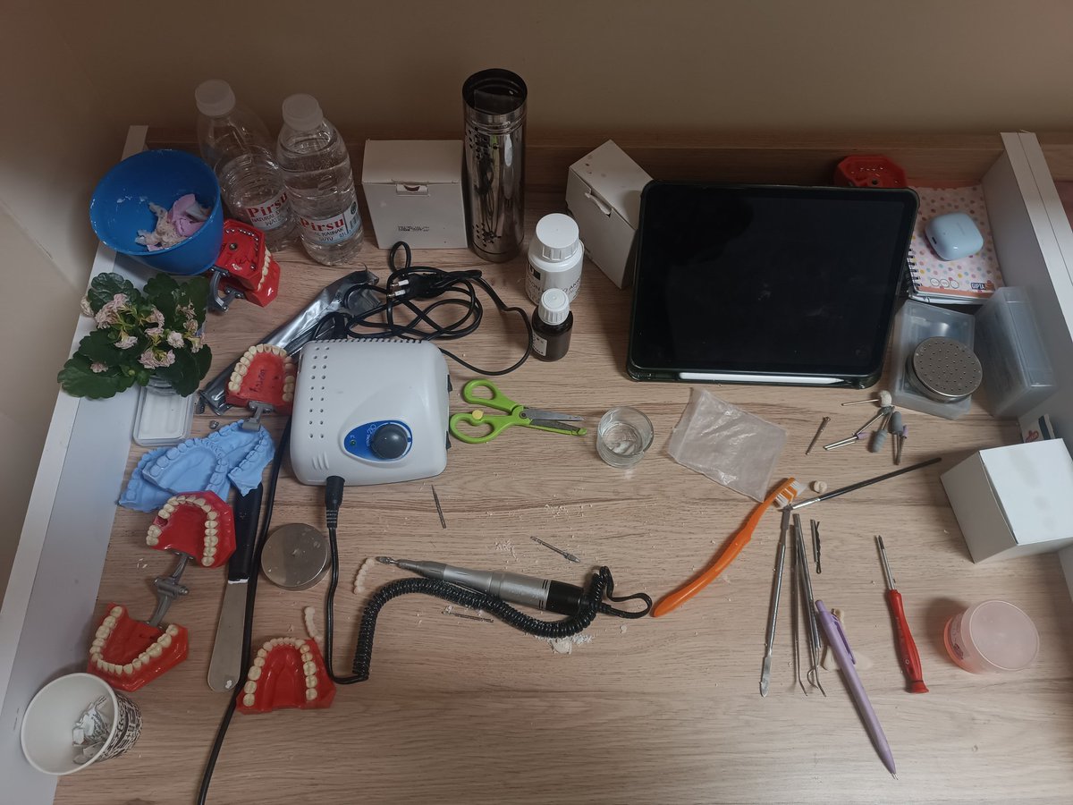 Ablacım bi' çıkar 
Bi  yüzünü yıka 
Bi kalk bı otur bı yemeğini ye 
Ondan sonra birazcık bı kitap oku 
Bi' bişey