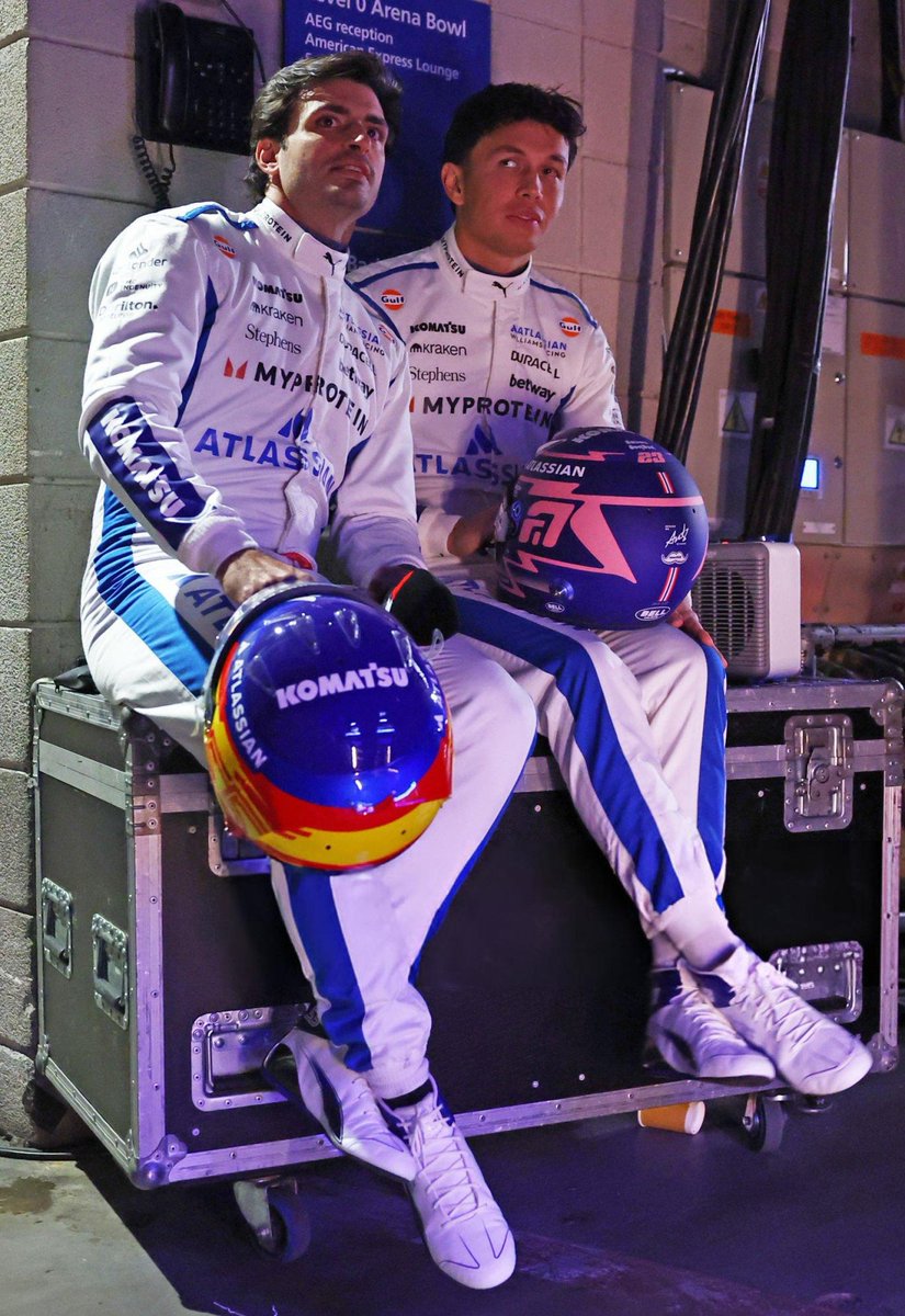 CSainzNews_'s tweet photo. 💙 Carbono backstage

📷   Bryn Lennon

#CarlosSainz | #F175LIVE https://t.co/XorZSkuzat