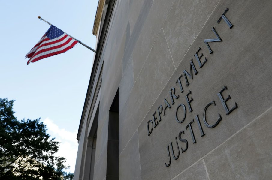 Carol Leonnig (@carolleonnig) on Twitter photo 🚨More Deets on ... the top criminal prosecutor in DC refusing an order to demand a bank freeze on Biden environmental grants.
Why it's important: <a href="/TheJusticeDept/">U.S. Department of Justice</a> is only allowed to freeze assets when it has reason to believe the funds are tied to a crime. Denise Cheung told 🚨More Deets on ... the top criminal prosecutor in DC refusing an order to demand a bank freeze on Biden environmental grants.
Why it's important: <a href="/TheJusticeDept/">U.S. Department of Justice</a> is only allowed to freeze assets when it has reason to believe the funds are tied to a crime. Denise Cheung told