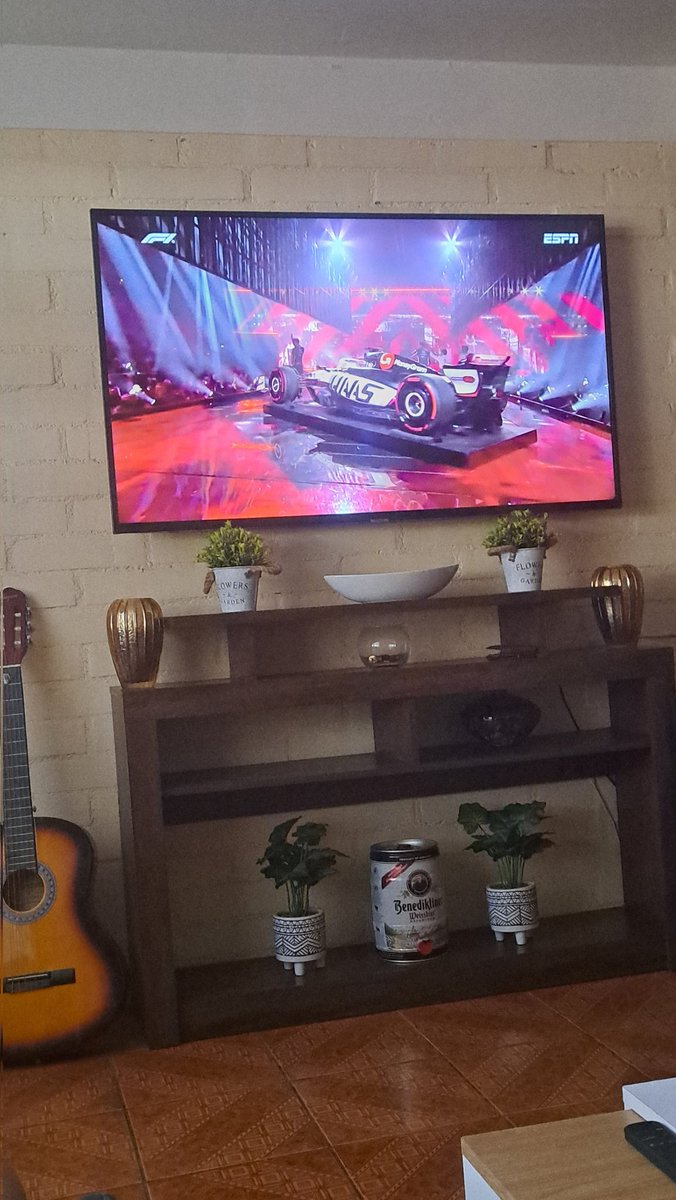 stbanix's tweet photo. Amigos de ESPN entienden que la transmisión de la F1 entre @Gp1Fossaroli y @F1Tornello  tiene delay? 
Se escucha horrible, solamente deberían traducir, ensucian toda la presentación 🏎️🏁 https://t.co/xM8SAYU8Fo