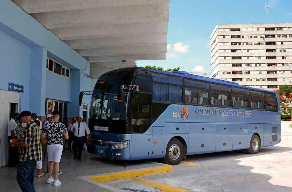 cadenagramonte's tweet photo. La sostenibilidad en la #transportación #interprovincial es premisa en #Camagüey.

https://t.co/Pqah0nuo4r @ZeniaDonet @ayleralmarales @Pedro_ACM @YaimyrB https://t.co/w1G1bVA0AC