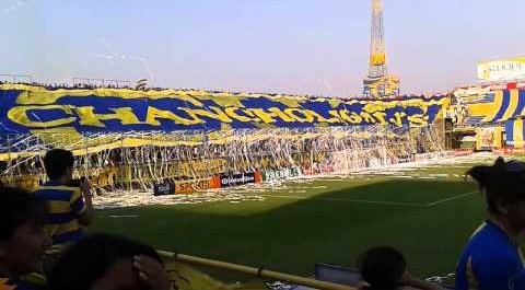 Tantas prohibiciones, malos horarios y árbitros horribles mataron la fiesta que solía ser el fútbol paraguayo. Banderas, tirantes, paraguas… era una verdadera fiesta. La APF se empeña en seguir matando esto, de la mano de todos los presidentes. Se perdió la escencia.