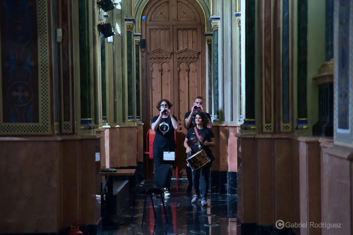 JoveMuixeranga's tweet photo. SENSE MÚSIQUES NO HI HA MUIXERANGA!

📣La muixeranga és una dansa ritual i està acompanyada de música, de tabal i dolçaina. 

🥁La presència de les músiques és necessària per a entendre aquesta mostra de cultura popular i tradicional.

10 ANYS TEIXINT CULTURA POPULAR 

🧡🖤 https://t.co/MuqK2u8FC4