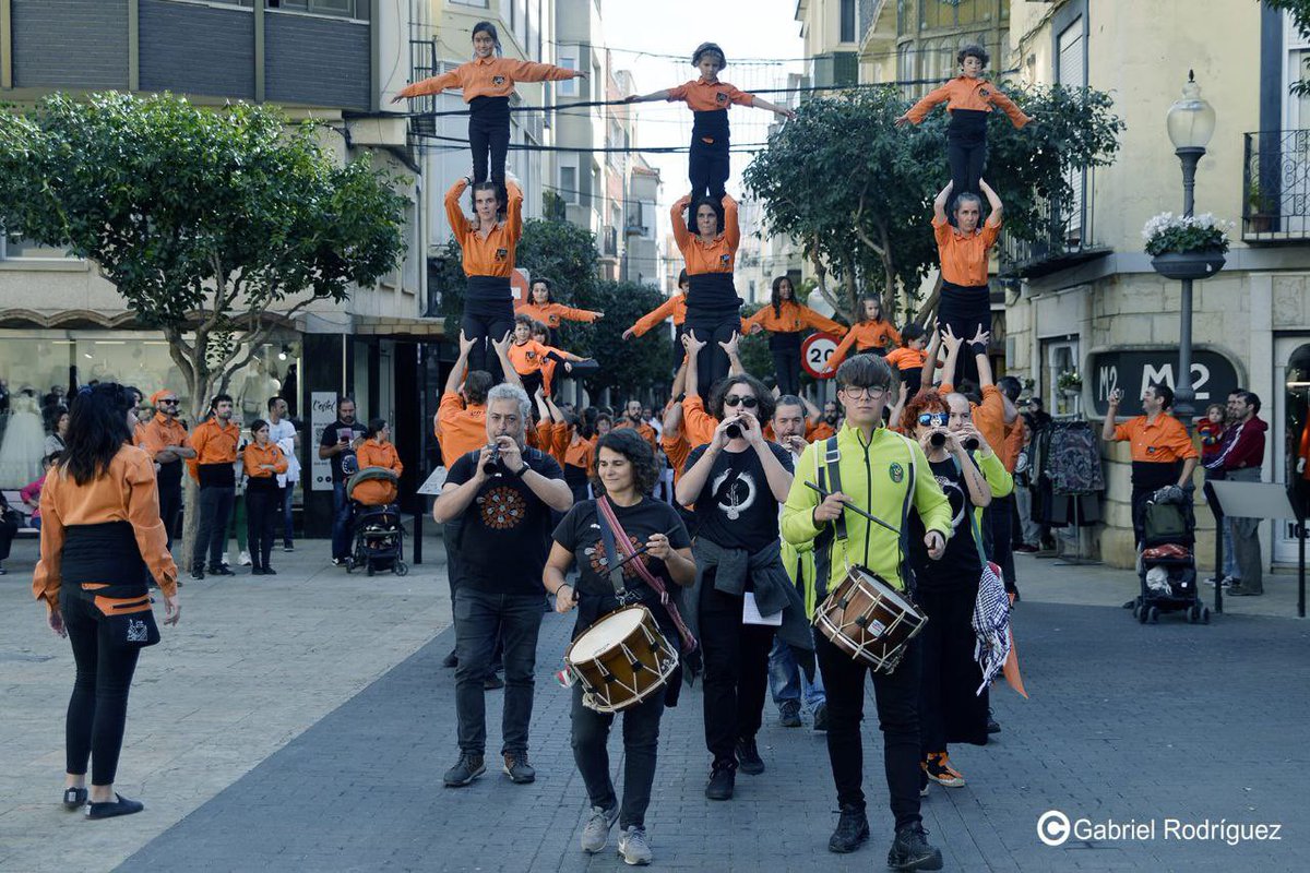 JoveMuixeranga's tweet photo. SENSE MÚSIQUES NO HI HA MUIXERANGA!

📣La muixeranga és una dansa ritual i està acompanyada de música, de tabal i dolçaina. 

🥁La presència de les músiques és necessària per a entendre aquesta mostra de cultura popular i tradicional.

10 ANYS TEIXINT CULTURA POPULAR 

🧡🖤 https://t.co/MuqK2u8FC4