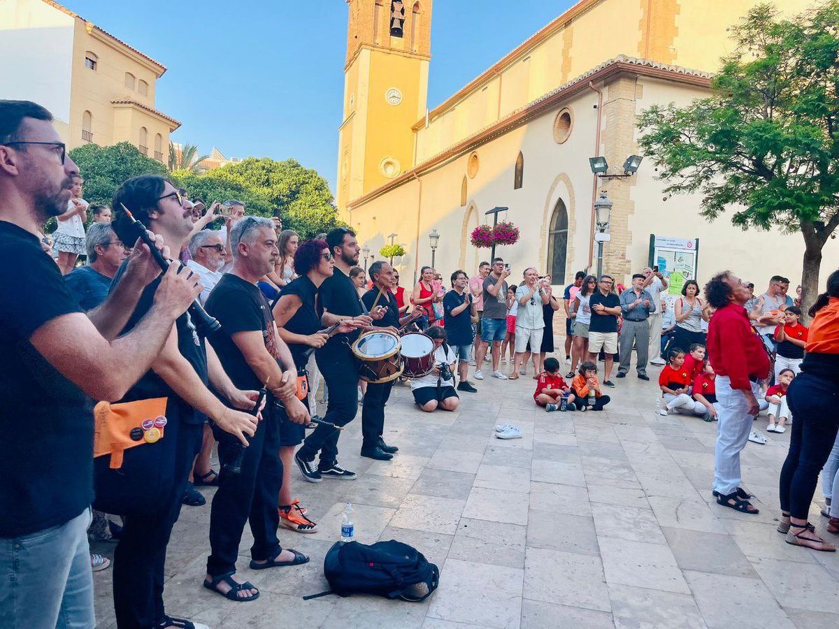 SENSE MÚSIQUES NO HI HA MUIXERANGA!

📣La muixeranga és una dansa ritual i està acompanyada de música, de tabal i dolçaina. 

🥁La presència de les músiques és necessària per a entendre aquesta mostra de cultura popular i tradicional.

10 ANYS TEIXINT CULTURA POPULAR 

🧡🖤