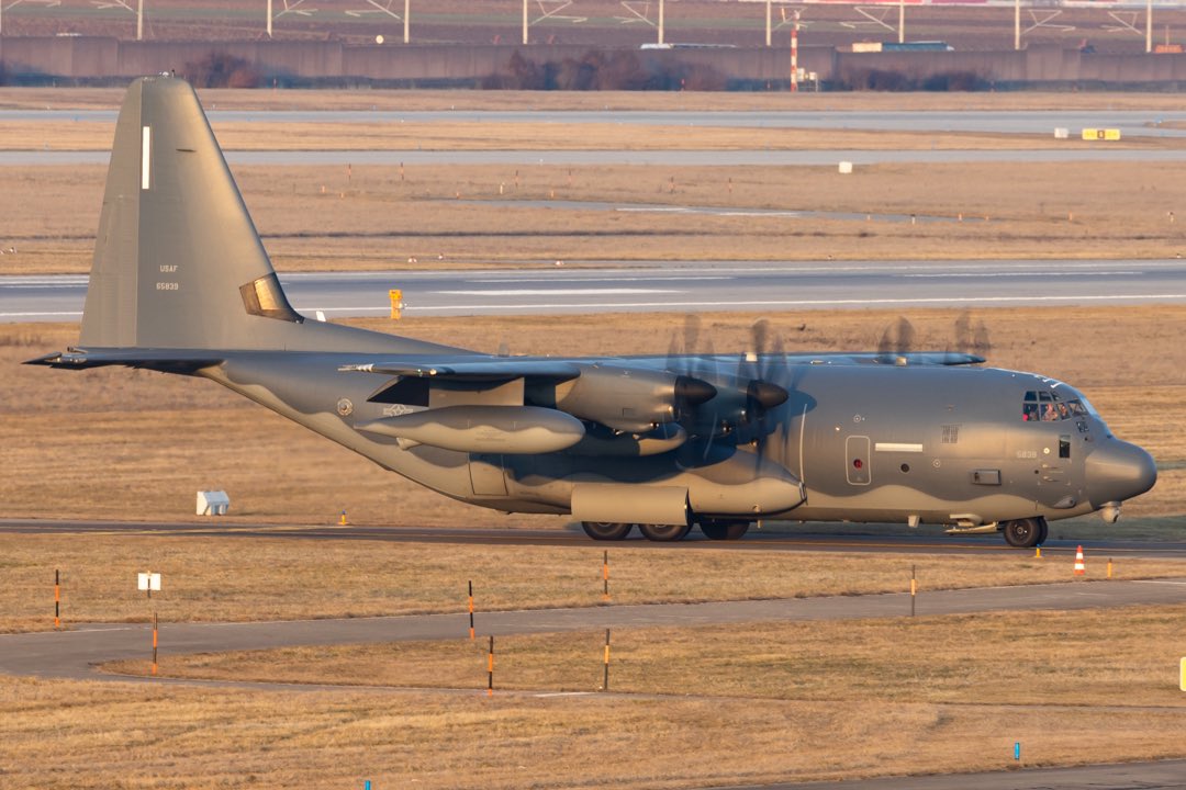 AviaphotoYannis's tweet photo. LAMB55 enjoying the very last rays of sun at EDDS😮💨 16-5839 arriving at EDDS after leaving in the morning for a mission to scandinavia🫰
#usaf #socom #67sos #mc130 #c130 #hercules #aviation #planespotting #avgeek https://t.co/4cLMWHcbIU