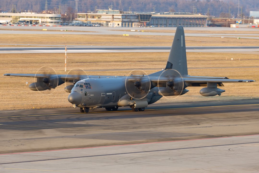 AviaphotoYannis's tweet photo. LAMB55 enjoying the very last rays of sun at EDDS😮💨 16-5839 arriving at EDDS after leaving in the morning for a mission to scandinavia🫰
#usaf #socom #67sos #mc130 #c130 #hercules #aviation #planespotting #avgeek https://t.co/4cLMWHcbIU