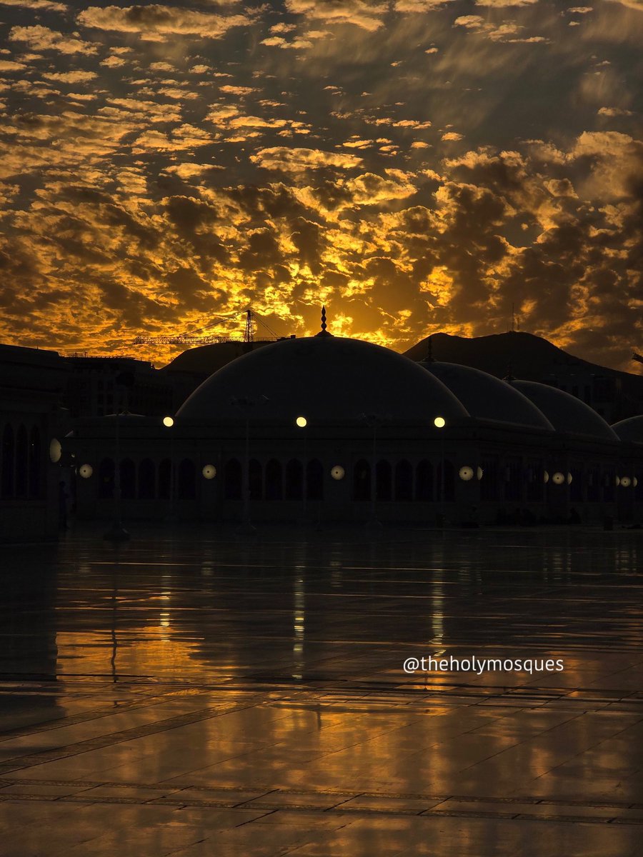 JusteZain's tweet photo. Le coucher de soleil hier soir à la Mosquée du Prophète ﷺ, à Médine ! ☀️

C’est absolument fascinant subhanAllah 🥹 https://t.co/q2T4sSfOVO