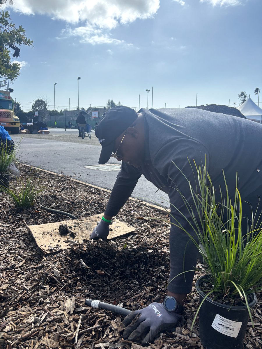 kpnorcal's tweet photo. Volunteers from Kaiser Permanente stepped up last week at East Oakland Pride Elementary for the 2025 NBA Cares All-Star Day of Service. Thank you to @stephencurry30, @ayeshacurry, @eatlearnplay, and @nbacares for your leadership and vision. #EatLearnPlay #NBAAllStar2025 https://t.co/5Feaq4XWXK