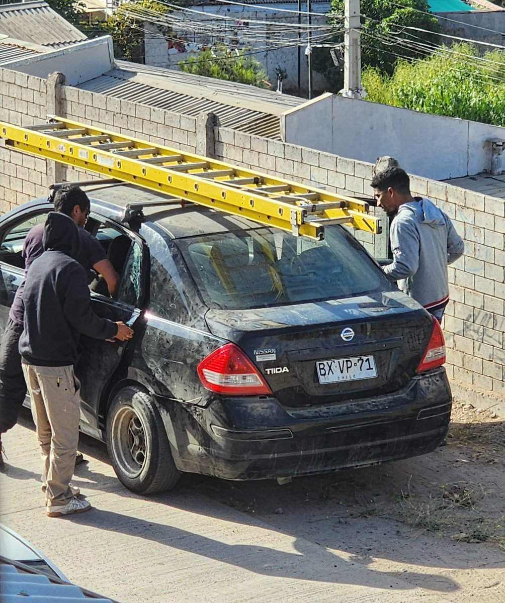 ximones7's tweet photo. @CGE_Clientes @CGE_Energia Trabajando con externos para restaurar energía a casa en esas condiciones @MiRadiols @municoquimbo https://t.co/c1UHAtXmrJ