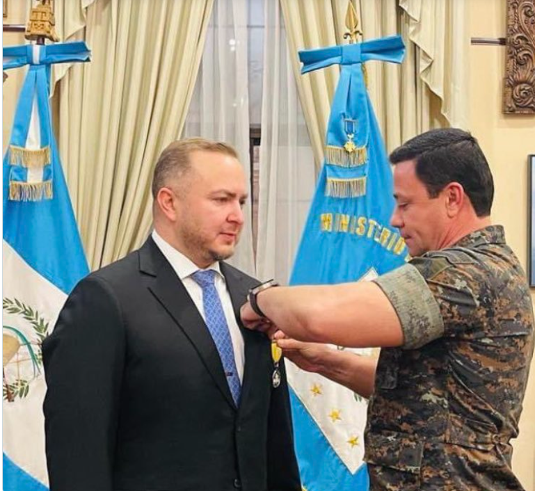 En el 2022, el ministro de la Defensa condecoró con la medalla Monja Blanca a José Ubico por su apoyo y servicios al Ejército. Hoy el distinguido exdiputado fue condenado a 18 años de cárcel en EE. UU. por tráfico de drogas. Así de mal estamos en esta finca bananera.