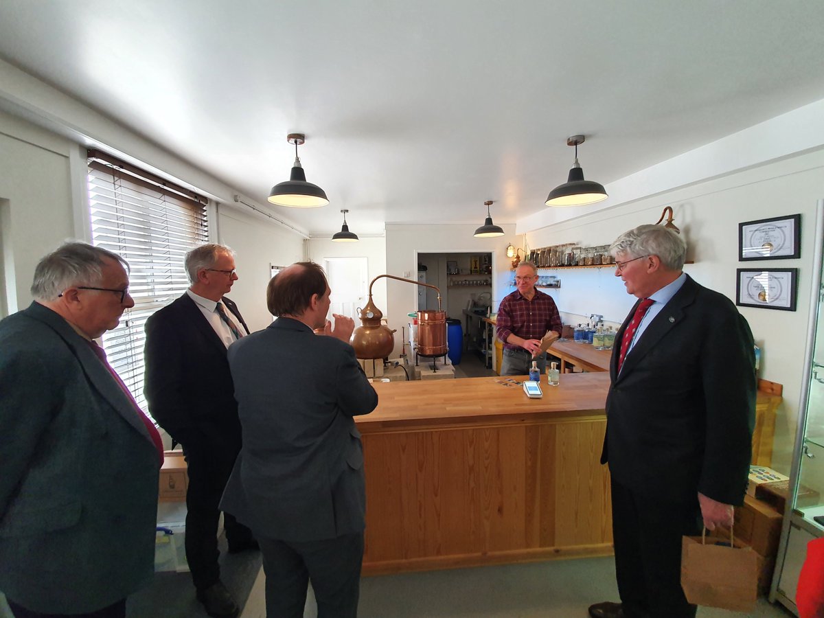 FalklandsRepUK's tweet image. Great for visiting members of @HouseofCommons to get the chance to visit the world's most southernly gin distillery and to sample some of their award winning gin! #Falklands #Gin #GinAndTonic