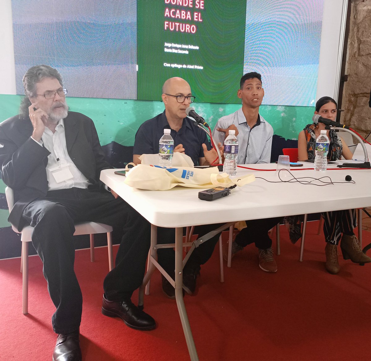 GHNordelo5's tweet photo. Presentándose en la Feria del Libro, con la presencia de @AbelPrieto11 y @ErnestoLimia "Donde se acaba el futuro", excelente libro de Jorge Enrique Jerez Belisario y Dania Díaz Socarras. #Cuba #CDRCuba #UnidosXCuba https://t.co/LVWdWizro9