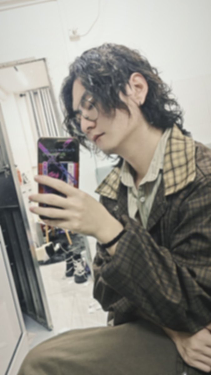 LuciaDemon1's tweet photo. 烫了头发
#长发男 https://t.co/SVFCgfuplH