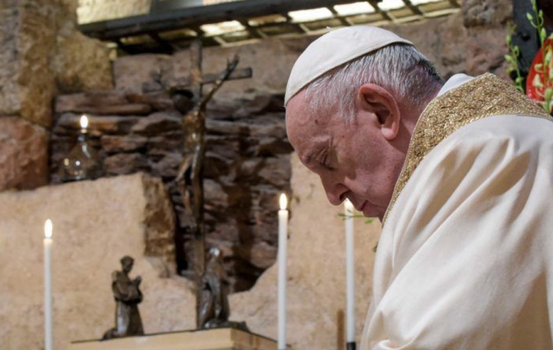 Unidos a toda la Iglesia oramos al Señor por el pronto restablecimiento de la salud del Papa y por las personas que lo cuidan. Que la ternura maternal de María lo acompañe y conforte en estos momentos. Por intercesión del Apóstol Santiago.