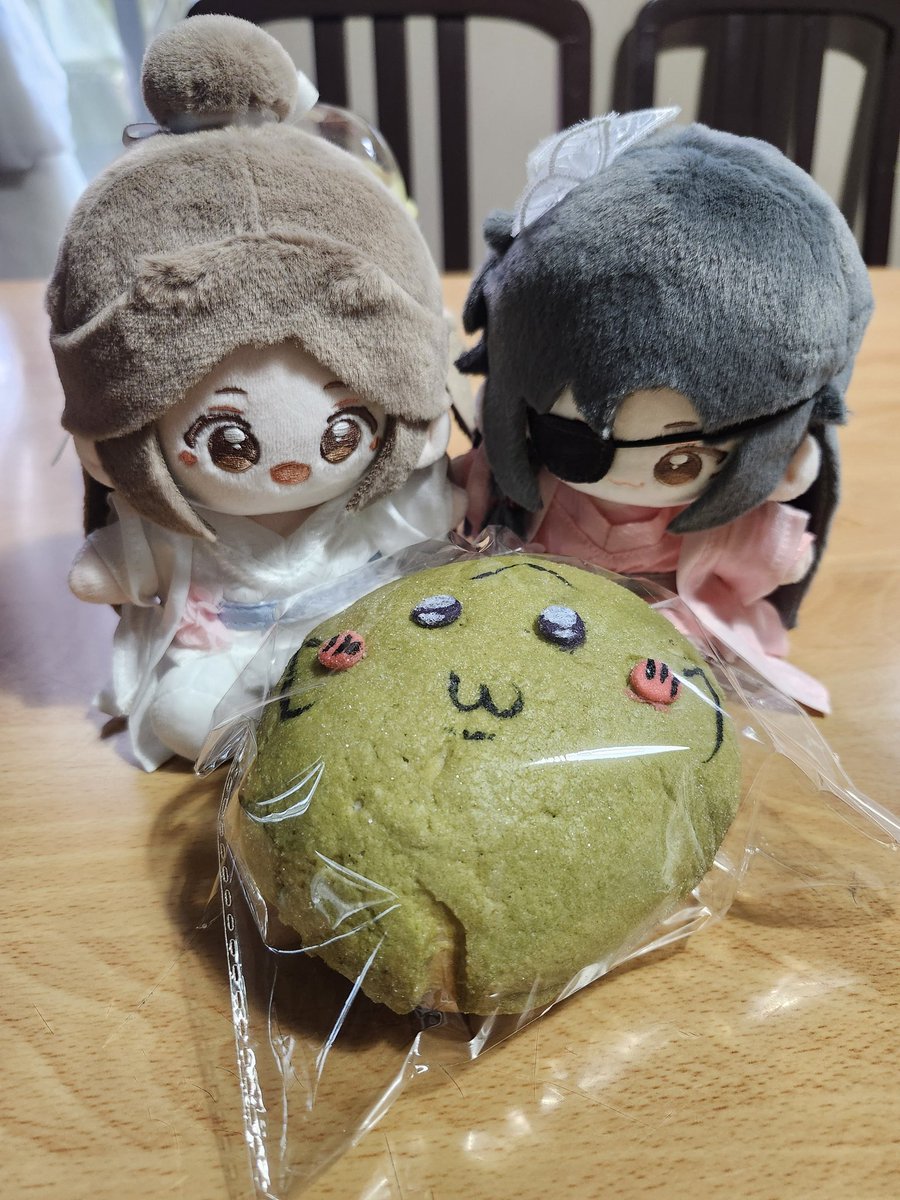 mini hualian are enjoying a chiikawa melon pan! 
#HuaLian #TGCF #minidoll