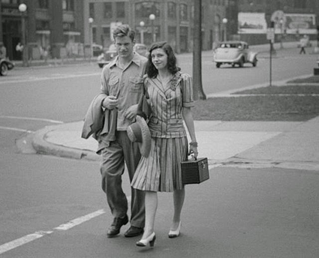 FREE ARTICLE - Amazing Photographs Showing Life in Chicago During the Early 1940s 

#Chicago1940s

amzn.to/4b3gd0o

open.substack.com/pub/yesterdayt…