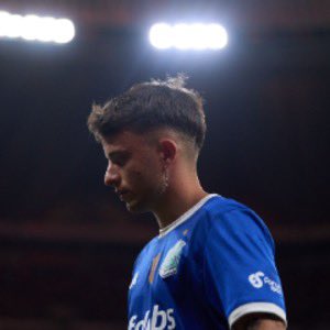 Vengo de ver el estreno del documental de #masalladelbarrio 
¿A qué no sabéis que equipo es el que hace tambalear y generar dudas en el vestuario del
barrio en el sentido de poner complicada la clasificación a playoffs? Documental increíble y maravilloso para conocer un vestuario