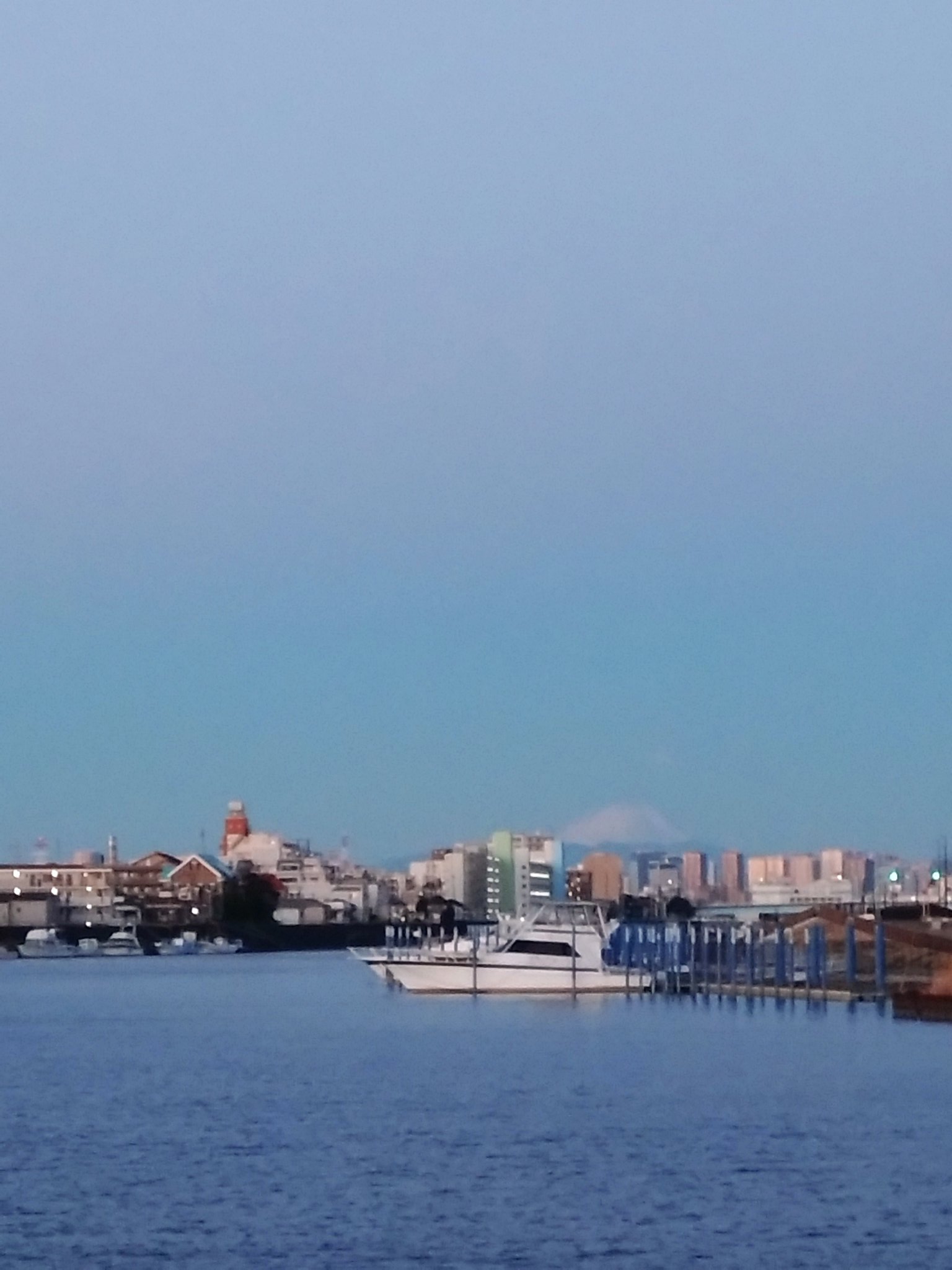 on⑹_【休日の朝.起きてすぐの景色】 朝焼けに染まる大さん橋✨ この景色に出会いたくて、今日も少し