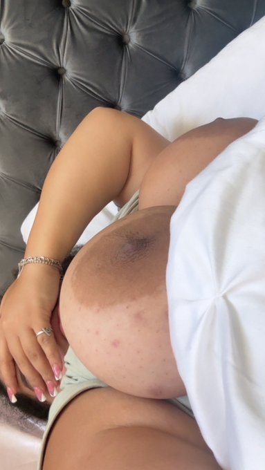 Watch SLUTMEOUT🫦's leaked NSFW photo on TwXstars