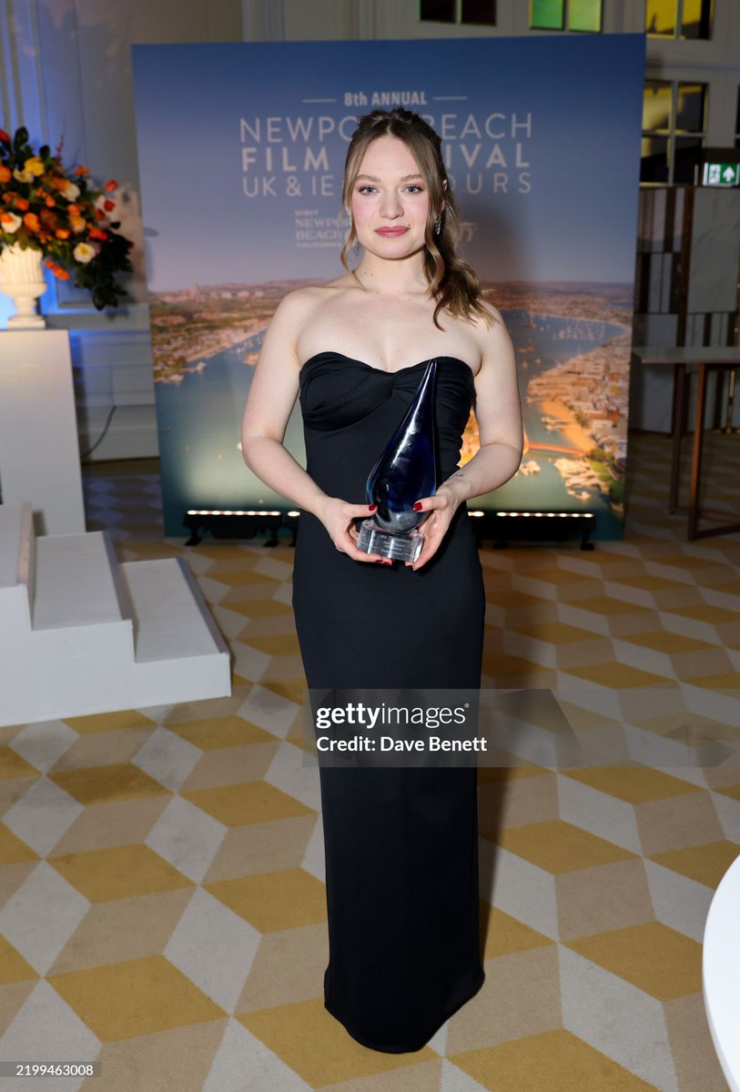 PratyushBarik03's tweet photo. Kate Winslet's daughter Mia Threapleton wins probably her 1st award at the 2025 Newport Beach Film Festival UK

#katewinslet #miathreapleton #joeandres https://t.co/GqNyPYcbZ4