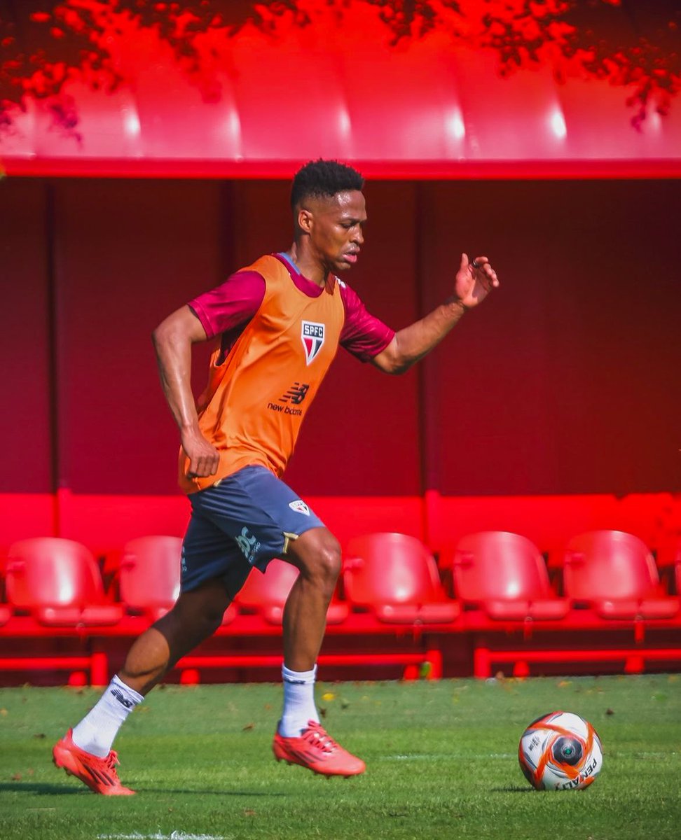 saopaulopef's tweet photo. Terça-feira de treino no CT Barra funda, antes da estreia do #spfc no Brasileirão. 🇾🇪🇾🇪 https://t.co/rkByjyItpM