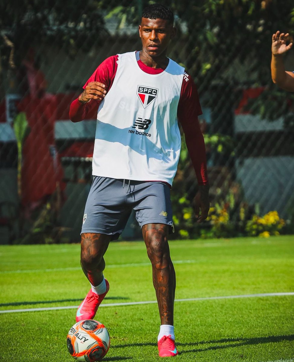 saopaulopef's tweet photo. Terça-feira de treino no CT Barra funda, antes da estreia do #spfc no Brasileirão. 🇾🇪🇾🇪 https://t.co/rkByjyItpM