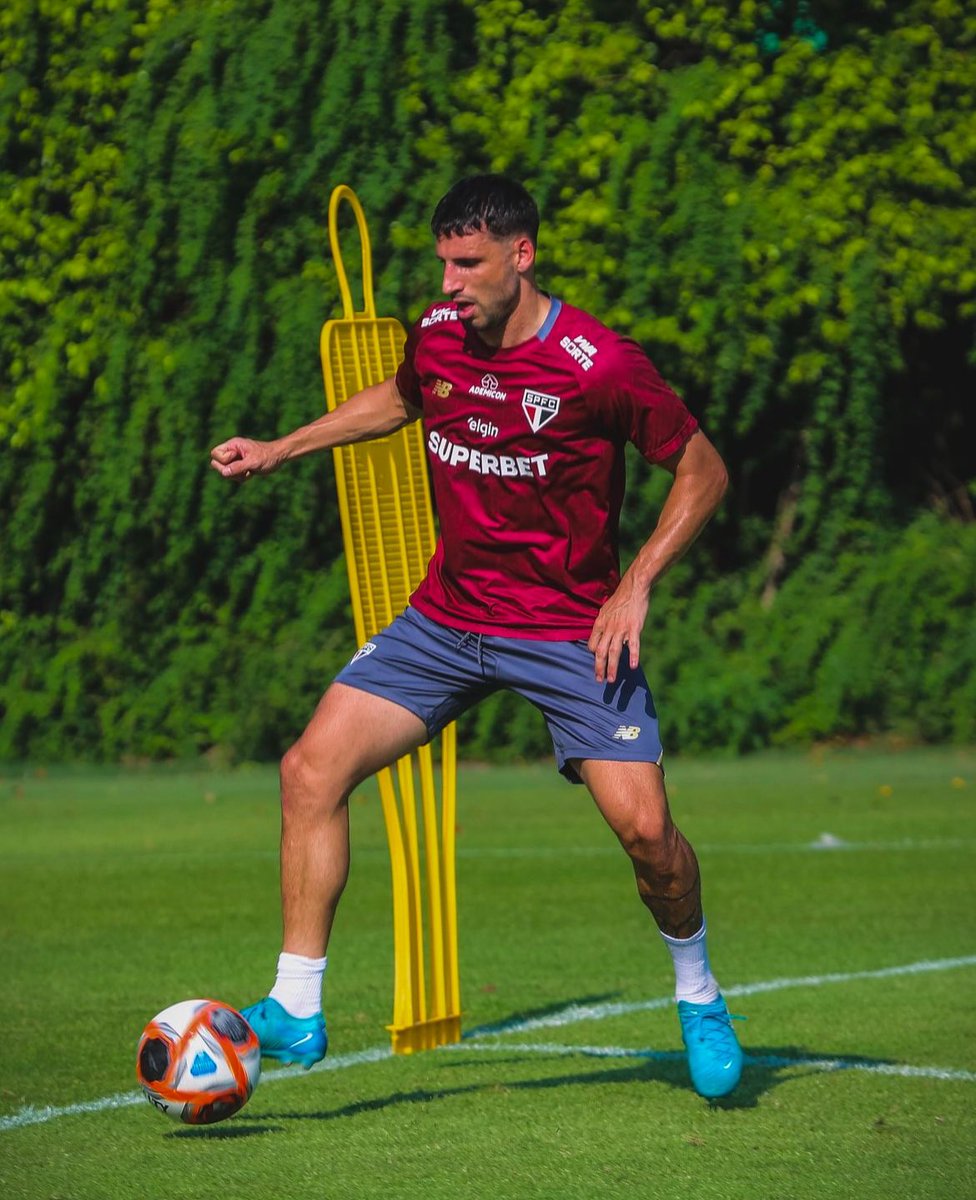 saopaulopef's tweet photo. Terça-feira de treino no CT Barra funda, antes da estreia do #spfc no Brasileirão. 🇾🇪🇾🇪 https://t.co/rkByjyItpM