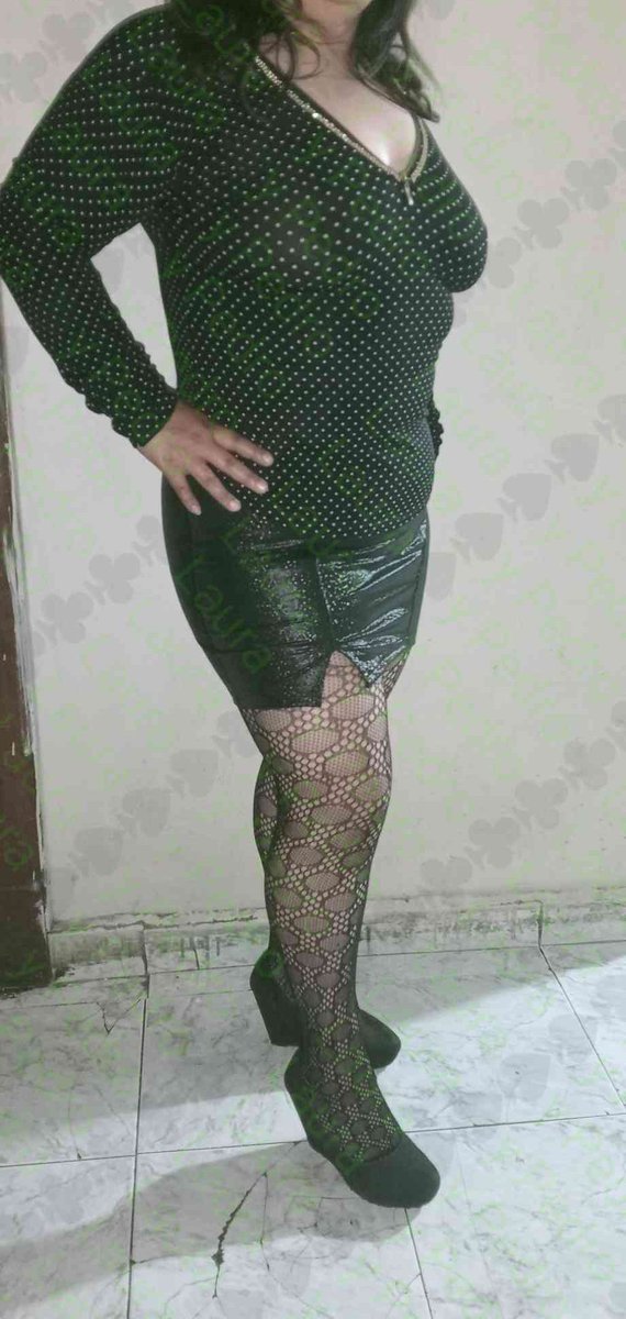 Bueno , este fue el tercer regalo q le di a lau con motivo d nuestro aniversario q por cierto es mañana 😁 , m parece q d los 3 regalos q le hize con este se ve uuuuffff , ustedes q opinan con cuál se ve más sexy ?? 😁😁😈😈