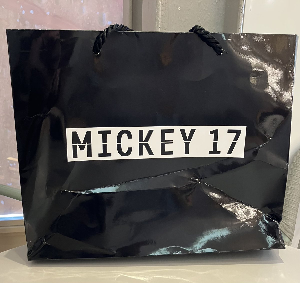Mickey 17 m’a offert un cadeau surprise wahouuu 🤩🤩🤩 merciiiii <a href="/warnerbros/">Warner Bros.</a> 
<a href="/MarkRuffalo/">Mark Ruffalo</a>
@stevenYeun 
@anamariaVartolomei