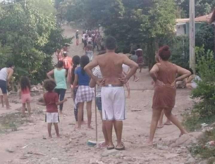 🤨    ----》pose de vizinho 
<))>              fofoqueiro
 _|\_