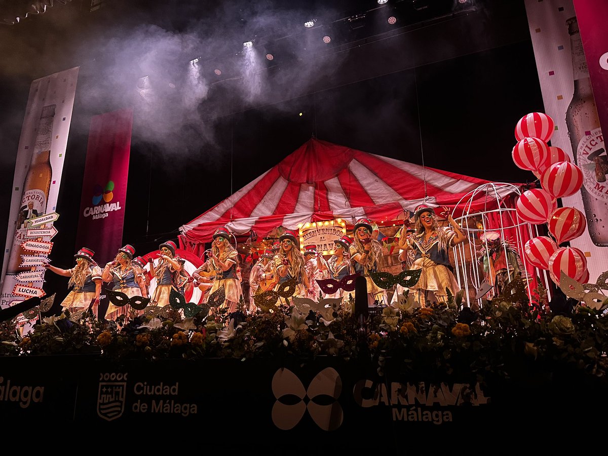Carnaval de Málaga (@carnavalmlg) on Twitter photo 🎭 Continuamos con la comparsa ‘La sublevada’ <a href="/ComparsaMoma/">Comparsa Momas</a>, que ya está en las tablas del Cervantes
📲 En directo: youtube.com/live/Gr5DPmzpJ…
#CervantesBlanquiazul #CoacMLG #CarnavalMLG 🎭 Continuamos con la comparsa ‘La sublevada’ <a href="/ComparsaMoma/">Comparsa Momas</a>, que ya está en las tablas del Cervantes
📲 En directo: youtube.com/live/Gr5DPmzpJ…
#CervantesBlanquiazul #CoacMLG #CarnavalMLG