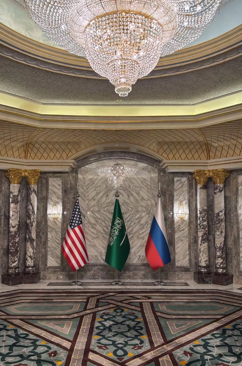 في زمنٍ تعجُّ فيه الساحات بالصراعات، اختارت  وطني السعودية أن تكون ساحة للحوار، لا ميداناً للخلاف. 🇸🇦
على طاولةٍ واحدة، جمعت الرياض بين الدب الروسي 🇷🇺 والنسر الأمريكي 🇺🇸، لتصنع فارقاً بين صوت المدافع وصوت المصالحات.
هنا، حيث تُكتب فصول السلام بحبر الحكمة السعودية، وتُرسم ملامح