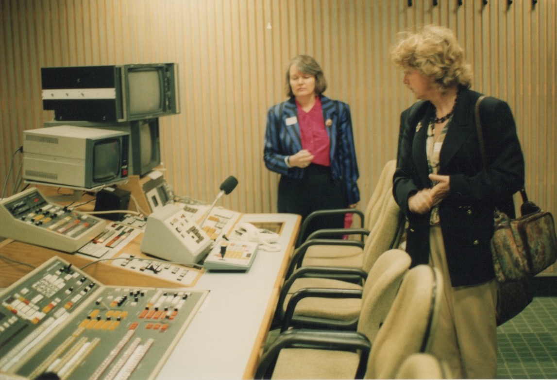 dicky_everton's tweet image. My contribution to the #EastEnders #40thAnniversary archive, a Guild of Vision Mixers tour of #bbcelstree &amp;amp; #albertsquare in early 1992, seven years into the series.
Kit shown includes #GVG #GrassValleyGroup #VisionMixer #Questech #Charisma #DVE #Sony #BetacamSP #VTR @bbcstudios