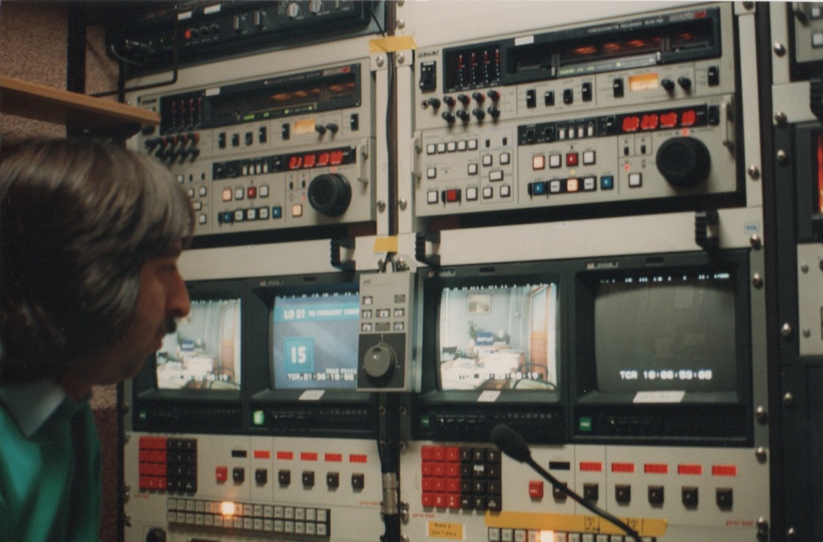 dicky_everton's tweet image. My contribution to the #EastEnders #40thAnniversary archive, a Guild of Vision Mixers tour of #bbcelstree &amp;amp; #albertsquare in early 1992, seven years into the series.
Kit shown includes #GVG #GrassValleyGroup #VisionMixer #Questech #Charisma #DVE #Sony #BetacamSP #VTR @bbcstudios
