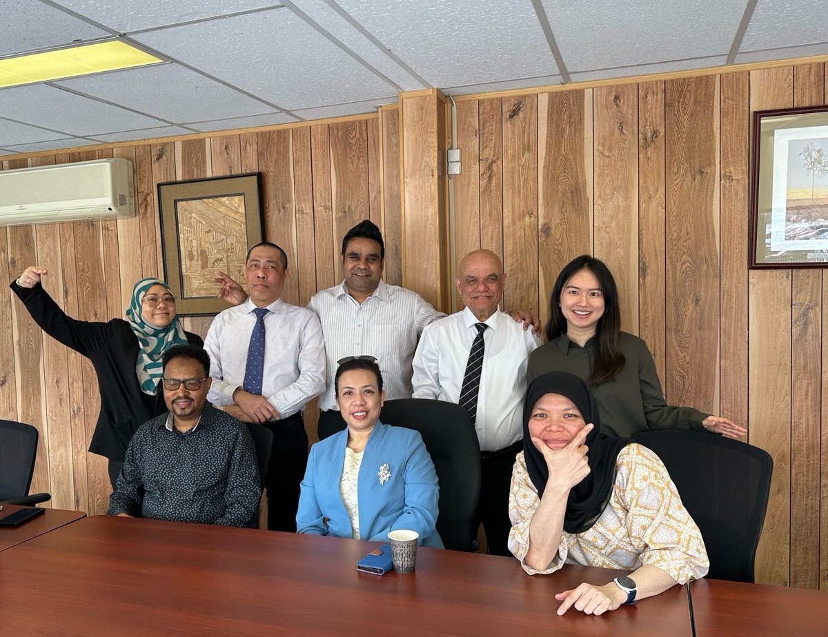 ShazelinaAbidin's tweet photo. Another member of the High Commission retired today, after 20 years of service. 

Nasser, we appreciate your service and your dedication to the job. It must not have been easy to be the only Eritrean working for Malaysia. 

TQ, Nasser. 

#family #diplomacy #localstaff https://t.co/6wRXwws0W5