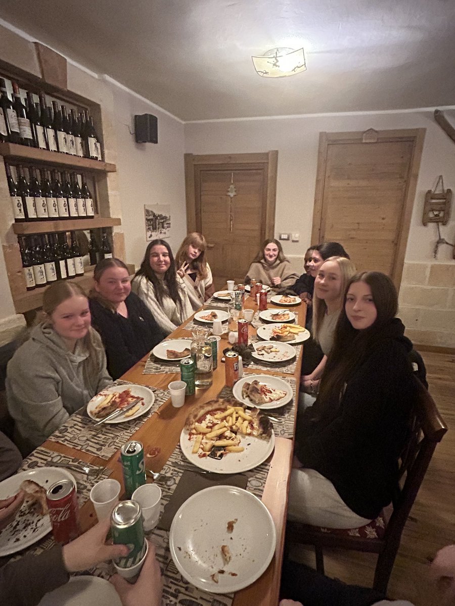oakmoorschool's tweet photo. Ski 2025 it’s pizza night! Had a great evening out at a local pizza restaurant https://t.co/4TkTf65vz6