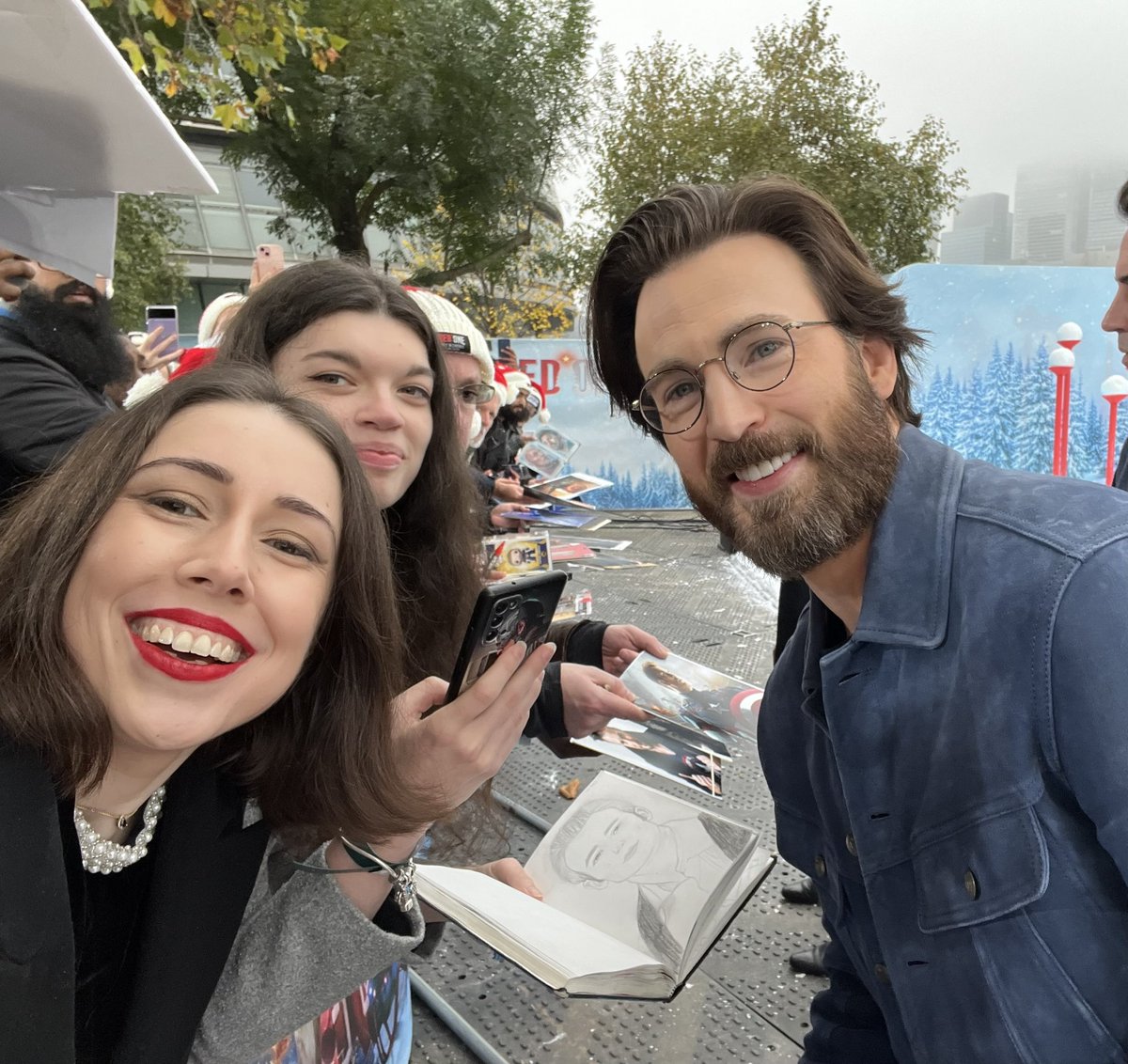 cevansxsunshine's tweet photo. Finally ! I met Chris Evans again 2 years later and was able to give him the friendships bracelets I made for him ! I’m so happy ! 🥰🤩✨ https://t.co/JnJy3rIddj