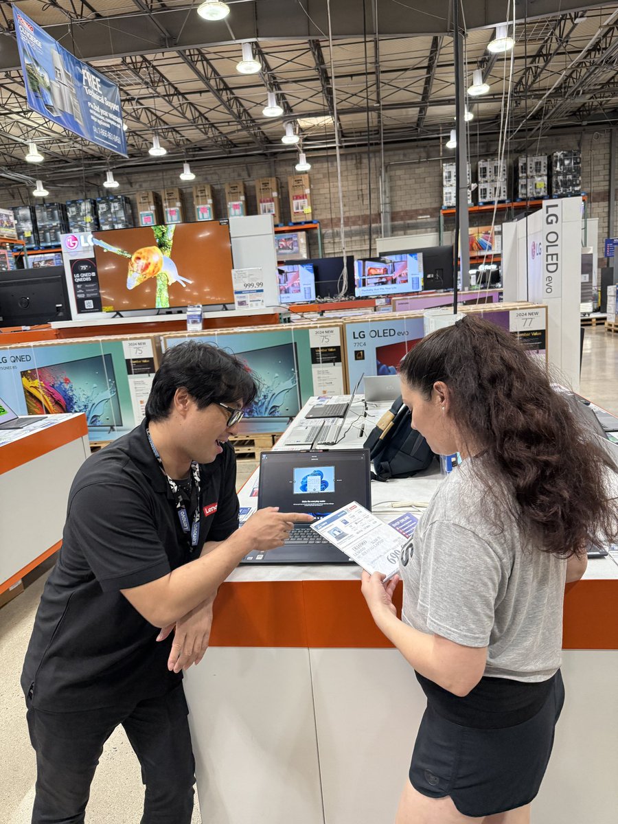 fangkun0315's tweet photo. Aloha! Our customer likes our Lenovo brand and wanna learn all the cool features on the Lenovo Laptop!
#WeAreLenovo #PremiumStars https://t.co/KOQaudbGVS