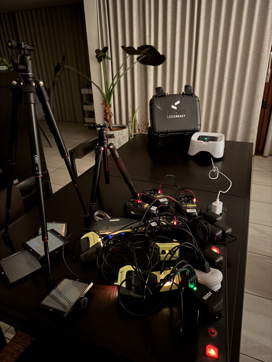 Ledsreact's tweet image. Pain point focus. POV: it’s 11 PM and you’re charging equipment for tomorrow’s sprint testing session.
At the bottom: traditional, legacy but industry-standard timing gates with a hundred batteries to charge.
At the top: a single Ledsreact Pro device, wearable-free, 20h charge.