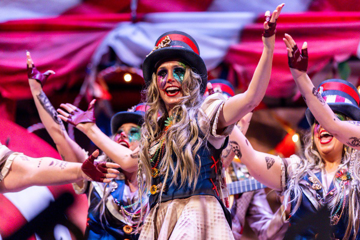Carnaval de Málaga (@carnavalmlg) on Twitter photo 🎭 La comparsa ‘La sublevada’ <a href="/ComparsaMoma/">Comparsa Momas</a> culmina su repertorio con el popurrí:
“Sin miedo a caminar y a no mirar atrás
rompiendo las barreras y por fin poder sanar”
📲 En directo: youtube.com/live/Gr5DPmzpJ…
#CervantesBlanquiazul #CoacMLG #CarnavalMLG 🎭 La comparsa ‘La sublevada’ <a href="/ComparsaMoma/">Comparsa Momas</a> culmina su repertorio con el popurrí:
“Sin miedo a caminar y a no mirar atrás
rompiendo las barreras y por fin poder sanar”
📲 En directo: youtube.com/live/Gr5DPmzpJ…
#CervantesBlanquiazul #CoacMLG #CarnavalMLG