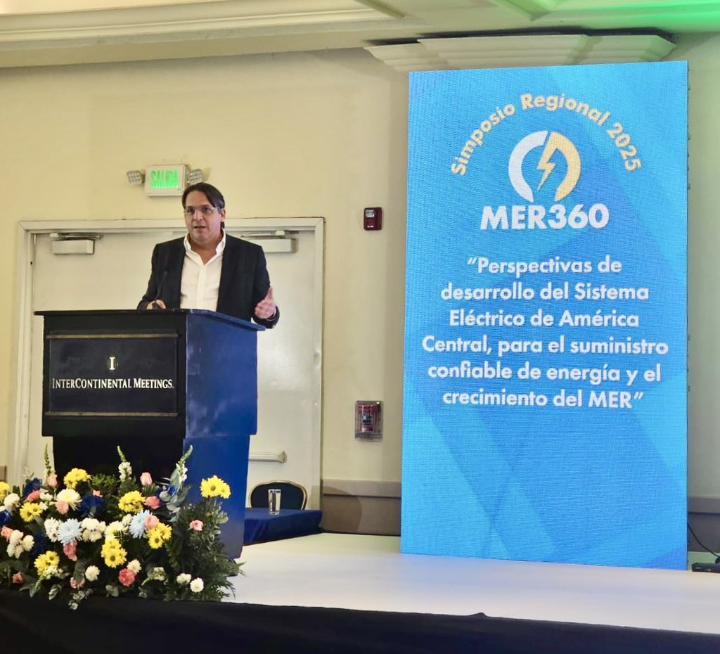 jrgg12's tweet photo. Dialogamos en El Salvador 🇸🇻 sobre los retos de la región y el Mercado Eléctrico Regional #MER #SIEPAC .

Aseguramiento abastecimiento y descarbonizacion
Más renovables
Mayor transmisión local y regional
Más almacenamiento 
Consolidar integraciones extra-regionales 🇲🇽 🇧🇿 🇨🇴 

#americaenelcentro #IDBimpact+
 
@EOR_energia
